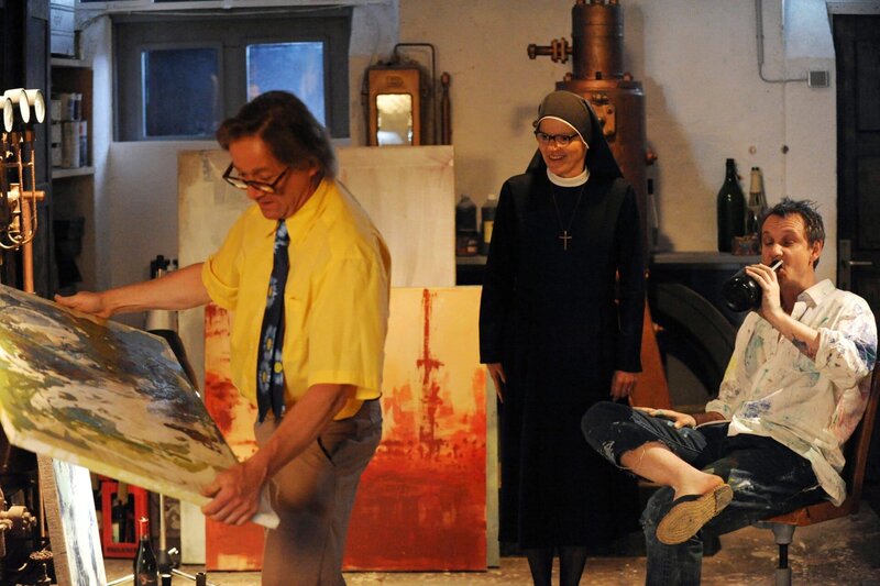 Hildegard will Leo jeden Monat Bilder abkaufen (v.li.: Markus Hering, Andrea Sihler, Sebastian Weber). – Bild: ORF