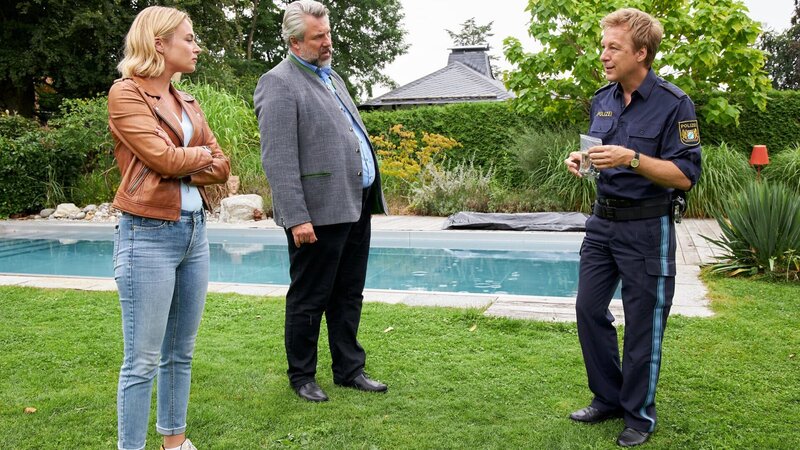 Polizeihauptmeister Mohr (Max Müller, r.) informiert die Kommissare Stadler (Dieter Fischer, M.) und Winter (Vanessa Eckart, l.) über die ersten Spuren und Ergebnisse im aktuellen Mordfall. – Bild: ZDF