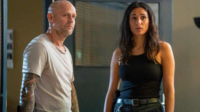 Robert (Jürgen Vogel, l.) und Mavi (Aybi Era, r.) reden über den Fall. Irgendetwas stimmt hier nicht, warum ist Nico Bajetzky alleine zum Treffpunkt gefahren? – Bild: ZDF