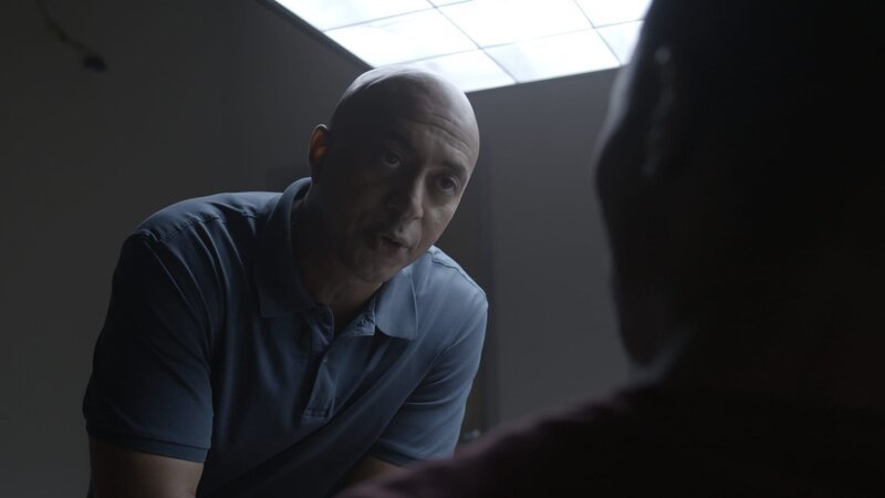 Demery leans toward a man. – Bild: Investigation Discovery /​ Discovery Communications