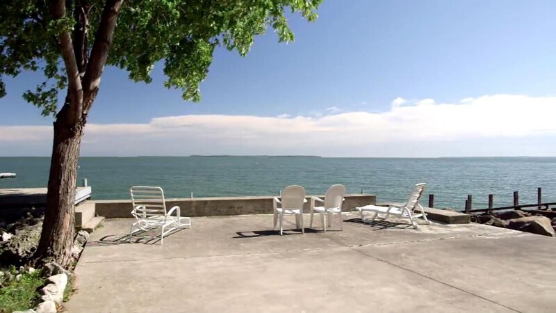 Brian und Michelle aus St. Clair Shores, Michigan, wollen mit Tochter Allie nach South Bass Island im Bundesstaat Ohio umziehen. Brian ist Landschaftsbauunternehmer und verbrachte schon als Kind viele Urlaube auf der idyllischen kleinen Insel im Lake Erie. Auf South Bass hatten sich die beiden einst verliebt und später auch geheiratet. Nun soll das grüne Eiland ihr ständiger Wohnort werden, doch vorher muss die Familie ein passendes Haus finden: drei Schlafzimmer, zwei Bäder, ein Garten für die Hunde und eine Garage mit viel Stauraum stehen auf der Wunschliste. – Bild: Tanja Bachetzky /​ HGTV