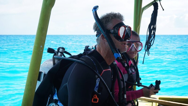 TJ und Melissa sind auf Haussuche auf Tahiti. Die erfahrenen Taucher wollen abseits der Touristenpfade ein nachhaltiges Ferienhaus für ihre Familie finden. Im Paradies besichtigen sie Anwesen in traumhaften Kulissen und mit weißen Sandstränden und kristallklarem Wasser vor der Haustür. Das hat seinen Preis – doch die beiden können bis zu 2,5 Millionen Dollar ausgeben. – Bild: HGTV