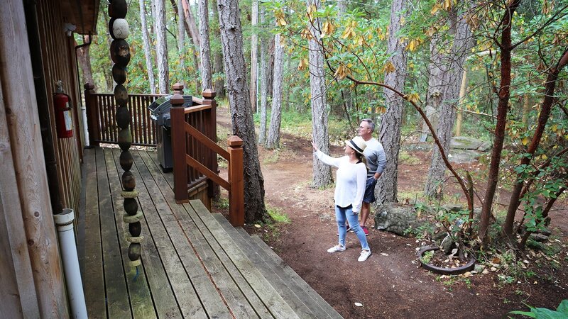 Greg ist Unternehmer aus Texas und lebte über 20 Jahre lang in Dallas. Nun wünscht er sich einen Rückzugsort in der Natur – in British Columbia in Kanada. Seine beste Freundin Ruth hilft bei der Suche nach einem abgelegenen Haus, in dem er seinen großen Freundeskreis empfangen kann. Die beiden erleben bei ihren Besichtigungen so manches Abenteuer. – Bild: HGTV