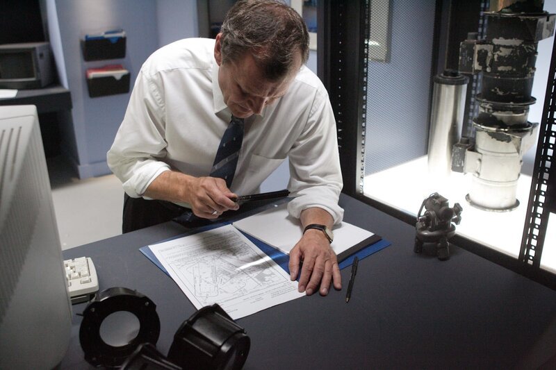 RE-ENACTMENT STILL: Claude Bechet (gespielt von Nicholas Kilbertus) untersucht die Karte. – Bild: Cineflix