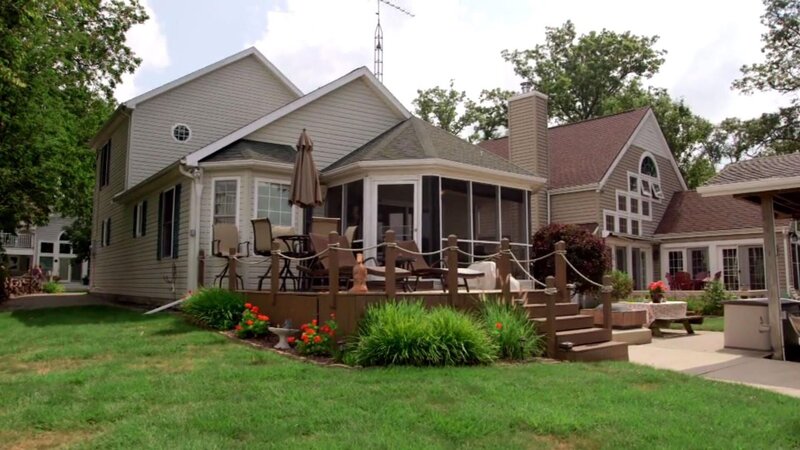 Da ihnen das Leben in Cincinnati, Ohio, zu laut und hektisch geworden ist, möchten Lauren und David zurück zum Indian Lake, wo auch ihre Familien und viele Freunde leben. In der alten Heimat wollen sie auch selbst eine Familie gründen und ihren Kids das bieten, was sie früher selber hatte: eine entspannte Kindheit inmitten unberührter Natur und vielen Freizeitmöglichkeiten wie Wandern, Wasserskifahren, Fischen oder Tubing. Ihr neues Eigenheim sollte möglichst direkt am Wasser liegen, bezugsfertig sein, mindestens drei Schlaf- und Badezimmer haben, ein Büro, eine Garage und eine Männerhöhle für David. – Bild: Tanja Bachetzky /​ ©HGTV