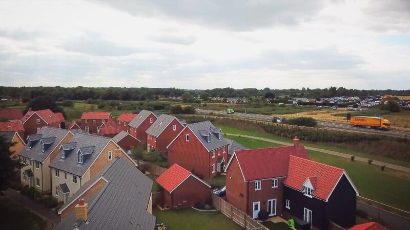 Tom und Anna sind frisch verheiratet und suchen nach vier Jahren Fernbeziehung ihr erstes eigenes Zuhause in England. Doch sie müssen noch viel übereinander lernen. Anna verlässt für die Liebe North Carolina und sehnt sich nach einem Haus in der Nähe der Innenstadt an einem Ort mit historischem Charme. – Bild: HGTV
