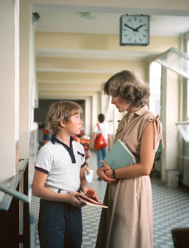 Adam Bernau (Viktor Kral) kommt zu spät zur Schule. Die Lehrerin hat ihn erwischt. – Bild: WDR