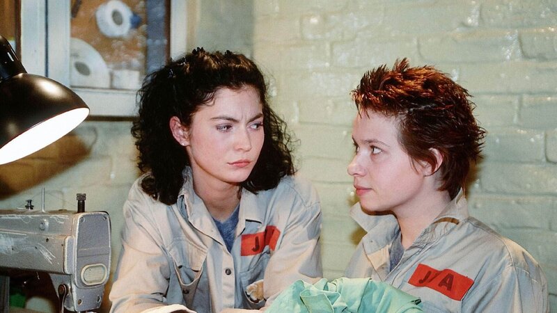 Conny (Kristin Lenhardt, re.) gesteht Jule (Anke Rähm), dass sie den Stoff gestohlen hat, den sie für eine tollkühne Flucht im Fesselballon braucht … – Bild: RTL