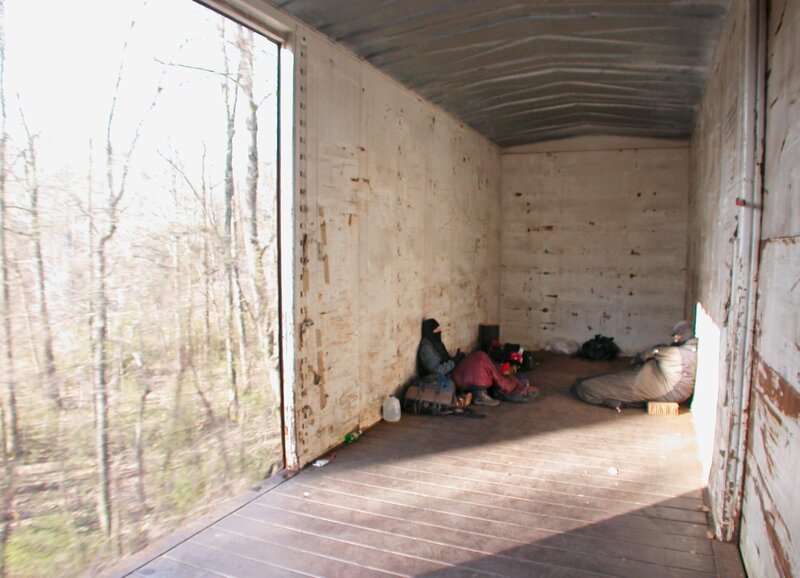 Die Hobos Ryan Nash und Shawn Lukitsch unterwegs in einem Güterwagon. – Bild: ZDF und SF
