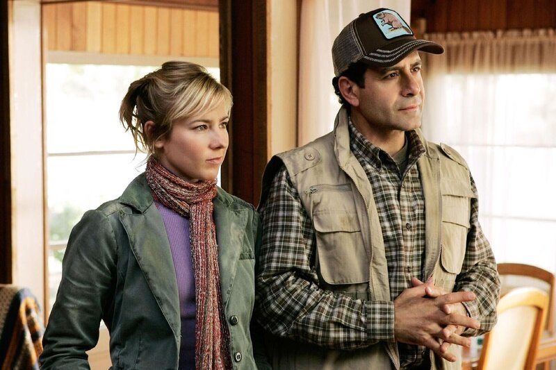 Monk (Tony Shalhoub), der als Kronzeuge in einem Mafiaprozess geschützt werden muss, wird gemeinsam mit Natalie (Traylor Howard) vom FBI in eine entlegene Waldhütte verfrachtet. +++ Die Verwendung des sendungsbezogenen Materials ist nur mit dem Hinweis und Verlinkung auf RTL+ gestattet. – Bild: RTL /​ Mr. Monk muss in den Wald