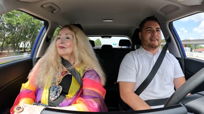 Julian driving Debbie to her graffiti date with Ruben in Miami – Bild: Warner Bros. Discovery, Inc. or its subsidiaries and affiliates.