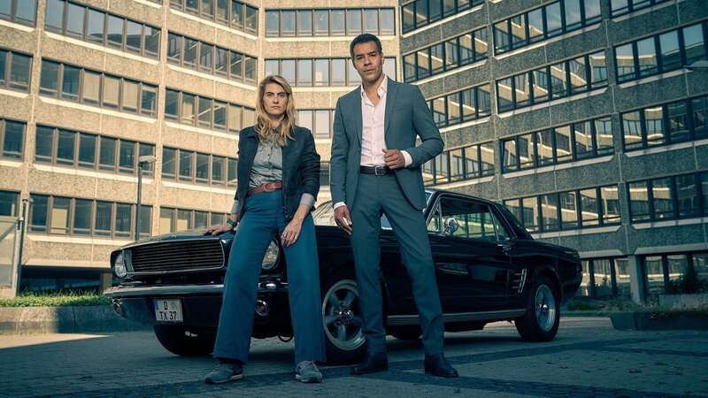 Joseph Kanjaa (Michael Klammer) und Clarissa Jakobs (Samia Chancrin) ermitteln intern. – Bild: ZDF Joseph Kanjaa (Michael Klammer) und Clarissa Jakobs (Samia Chancrin) ermitteln intern. – Bild: ZDF