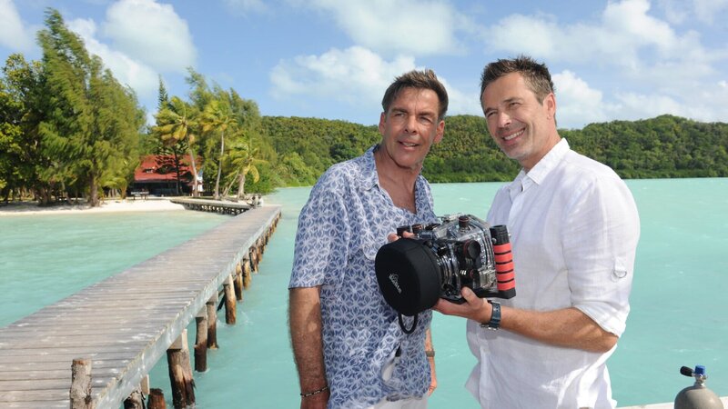 In Palau trifft sich Viktor (Sascha Hehn, l.) mit seinem Freund Dirk (Dirk Steffens, r.), um gemeinsam die Unterwasserwelt zu erleben. – Bild: ZDF