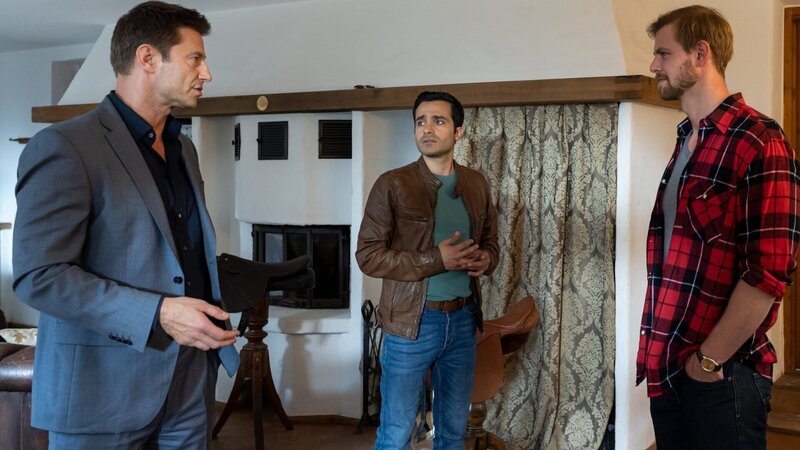 Die Kommissare Hansen (Igor Jefti?, l.) und Kaya (Baran Hęvî, M.) befragen den Assistenten des Opfers, Gabriel Schneider (Stefan Mascheck, r.), zum Streit zwischen seinem Chef und einem Kunden. – Bild: ZDF