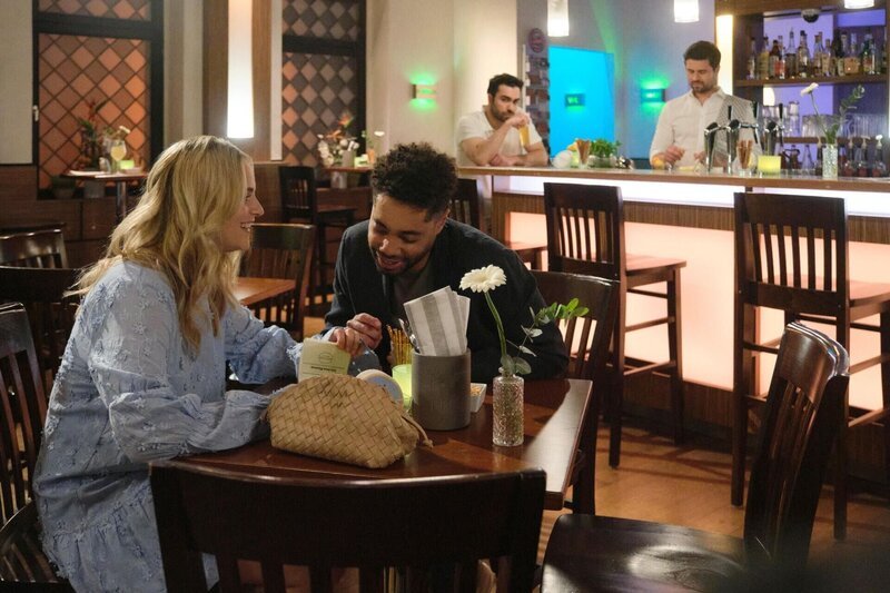 Baris (Metehan Demiröz, hinten 2.v.r.) erträgt die innige Vertrautheit zwischen Cecilia (Carina Koller) und Theo (Julius Dombrink, 2.v.l.) nicht. Rechts hinten Paco (Milos Vukovic) – Bild: RTL /​ Stefan Behrens /​ Die Romeo Offensive