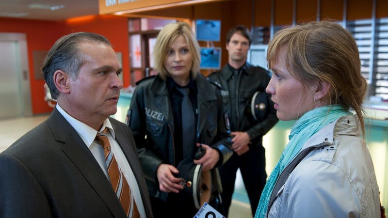 Melanie (Sanna Englund, 2.v.l.) und Mattes (Matthias Schloo, 2.v.r.) werden Zeuge, wie Susanne (Verena Wolfien, r.) ihren Vater Carl (Jockel Tschiersch, l.) für die Wunden ihres Onkels verantwortlich macht. – Bild: ZDF