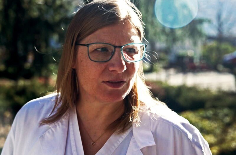 Anästhesistin Dr. Natalie Urwyler verlangt fünf Millionen Franken Schadensersatz, weil ihr das Berner Inselspital einen Karrieresprung verweigert habe – anders als den männlichen Kollegen. – Bild: SWR
