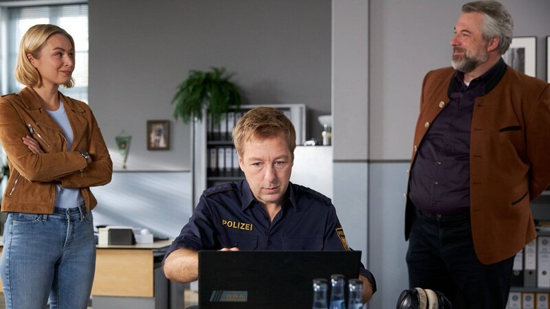 Die Kommissare Winter (Vanessa Eckart, l.) und Stadler (Dieter Fischer, r.) freuen sich über einen ersten Ermittlungserfolg: Polizeihauptmeister Mohr (Max Müller, M.) konnte anhand einer Tonaufnahme den exakten Todeszeitpunkt des Mordopfers feststellen. – Bild: ZDF