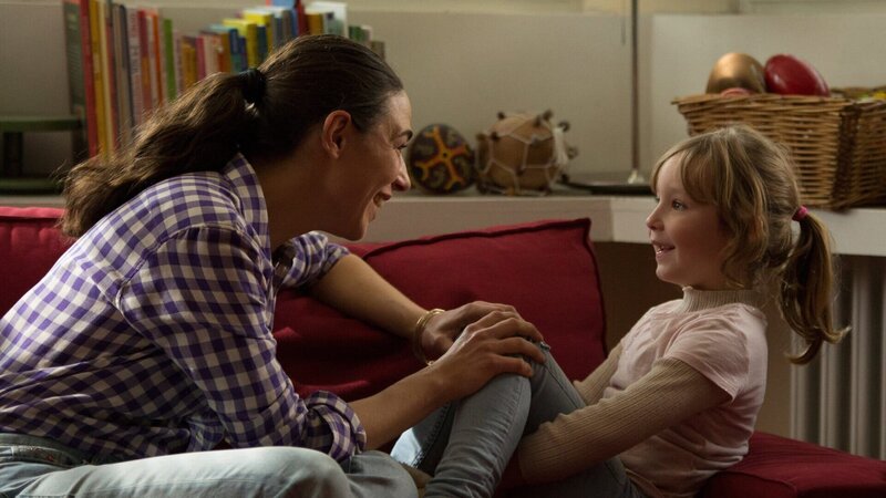 Fröhlich berichtet Ronja (Lotte Shirin Keiling, r.) „ihrer“ Frau Engels (Judith Bohle, l.) von der Geburtstagseinladung. – Bild: ZDF