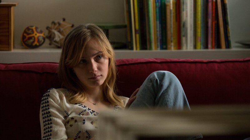 Nellie (Carla Hüttermann) ist es nicht möglich, mit ihrer Mutter über ihr damaliges traumatisches Erlebnis zu sprechen. – Bild: ZDF