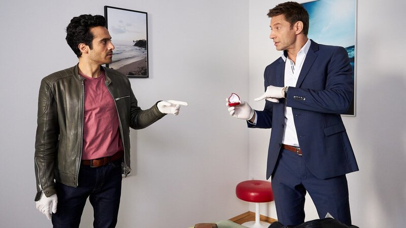 Raubmord kann ausgeschlossen werden, da sind sich die Kommissare Kaya (Baran Hęvî, l.) und Hansen (Igor Jefti?, r.) sicher. – Bild: ZDF