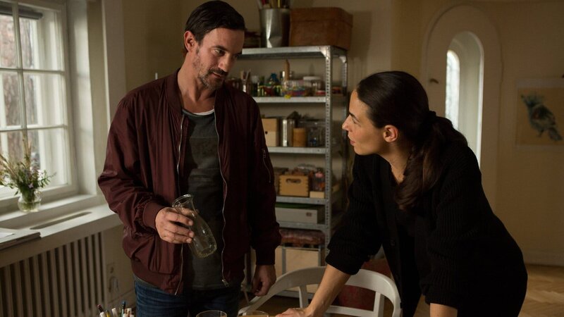 Anhand eines praktischen Beispiels zeigt Katinka (Judith Bohle) Ronjas Vater, Matthias Reiminger (Sönke Möhring) auf, dass es sinnvoller wäre, die wenige Freizeit, die ihm bleibt, mit beiden Kindern zu verbringen. – Bild: ZDF