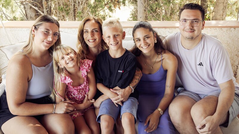 Foto, v.l.n.r.: Joelina, Jenna, Danni, Diego, Jada und Volkan – Bild: RTLZWEI