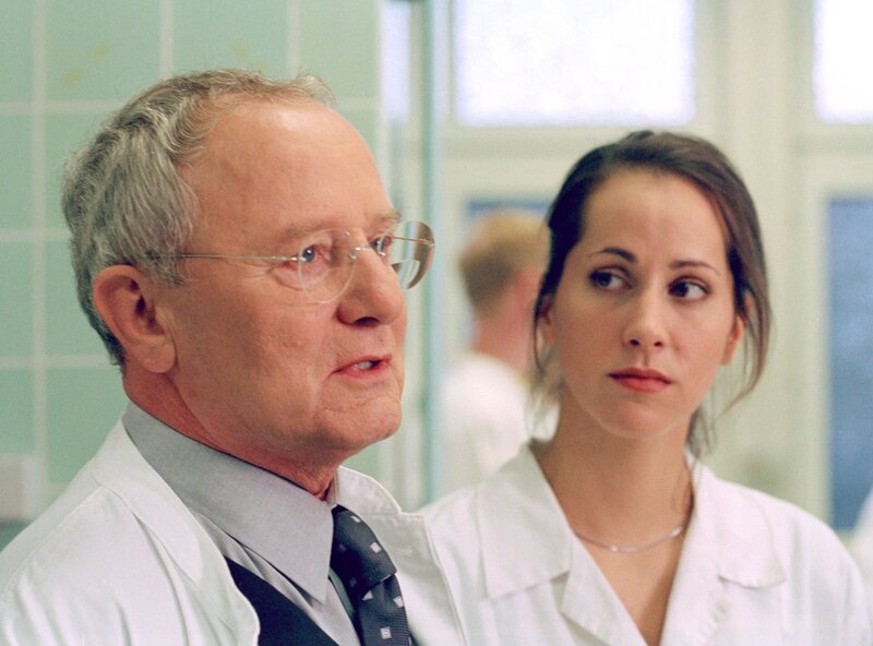 Die Entdeckung seiner Studentin Miriam (Isabelle Schmidt) stimmt Prof. Gregor Härtling (Jürgen Hentsch) sehr nachdenklich: Eigentlich dürfte die professionell konservierte Frauenleiche nicht mehr bluten. – Bild: WDR/​Jürgen Thiele