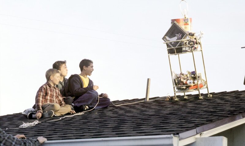 Dewey (Erik Per Sullivan, li.), Malcolm (Frankie Muniz, mi.) und Reese (Justin Berfield) bereiten ihren nächsten Streich vor. – Bild: ORF 1