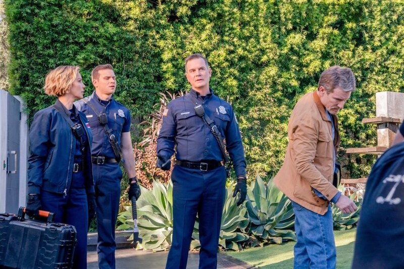 Evan ‚Buck‘ Buckley (Oliver Stark, 2.v.l.), Bobby Nash (Peter Krause, 3.v.l.) – Bild: ORF/​PRO7