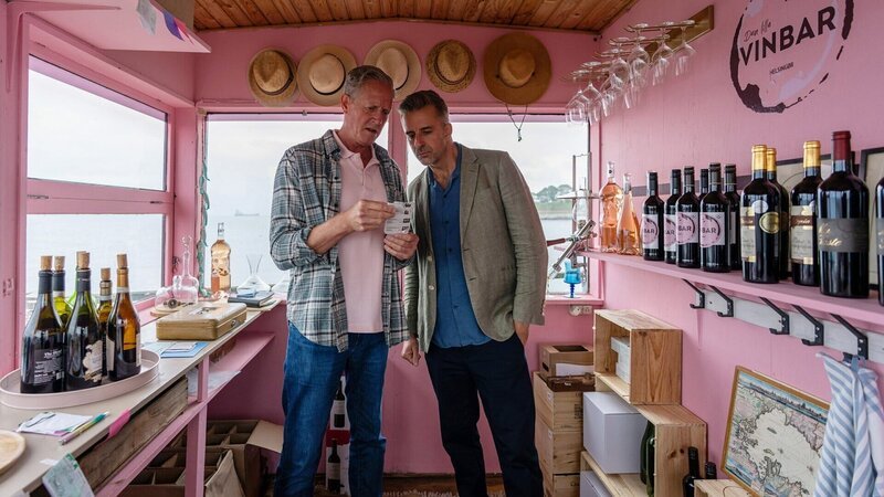 Anstelle von Vigga Werner finden Dan (Peter Mygind, l.) und Flemming (André Babikian, r.) in ihrer Weinbar einen überraschenden Hinweis. – Bild: SRF/​ZDF/​Henrik Petit