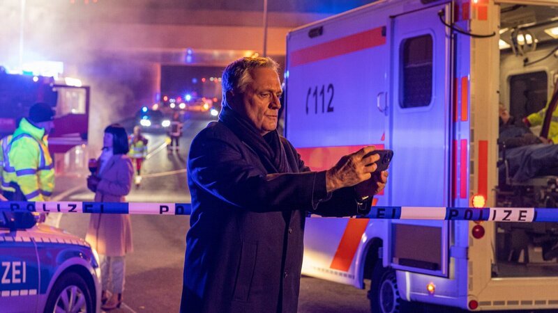 Prof. Dr. Dr. Cornelius Kleist (Bernhard Schir) ist sich sicher, dass er den schweren Busunfall hätte verhindern können – wenn man seine Forschungen finanziert hätte. – Bild: ZDF