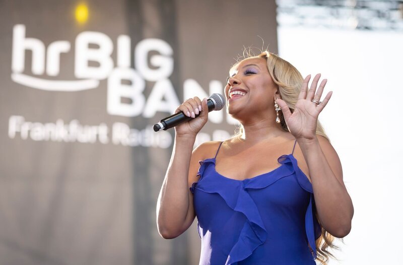 Shelea mit der hr-Bigband. – Bild: HR/​Tim Wegner