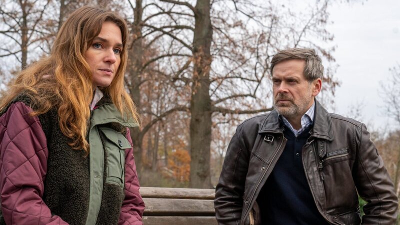 Lucy Elbe (Josephin Busch) ist sich nicht sicher, ob sie den Erklärungen und Beteuerungen ihres Vater Jochen Nowak (Matthias Matschke) glauben kann und will. – Bild: ZDF