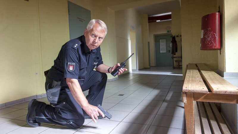 Wolle (Harald Maack) will seiner Bekannten zu Hilfe kommen, die sich in der Gewalt des Handtaschenräubers befindet. – Bild: ZDF