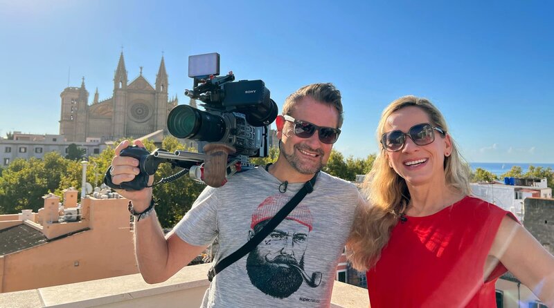 Palma de Mallorca erlebt einen neuen Boom als Städtetripp Destination. Zurecht? Das finden Tamina Kallert und Kameramann Uwe Irnsinger in einer neuen Folge „2 für 300“ heraus. – Bild: WDR/​M.E. Works GmbH