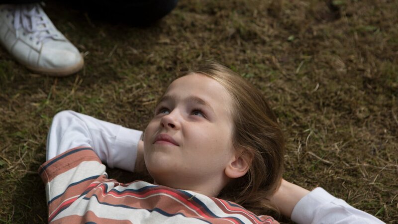Jonas (Jonte Blankenberg) hat einen befreiten und glücklichen Moment, nachdem er mit Tom im Garten der Praxis Fußball gespielt hat. – Bild: ZDF