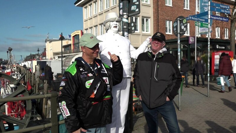 Michael (li.) und Lothar (re.) lassen sich Rostock zeigen – Bild: RTLZWEI