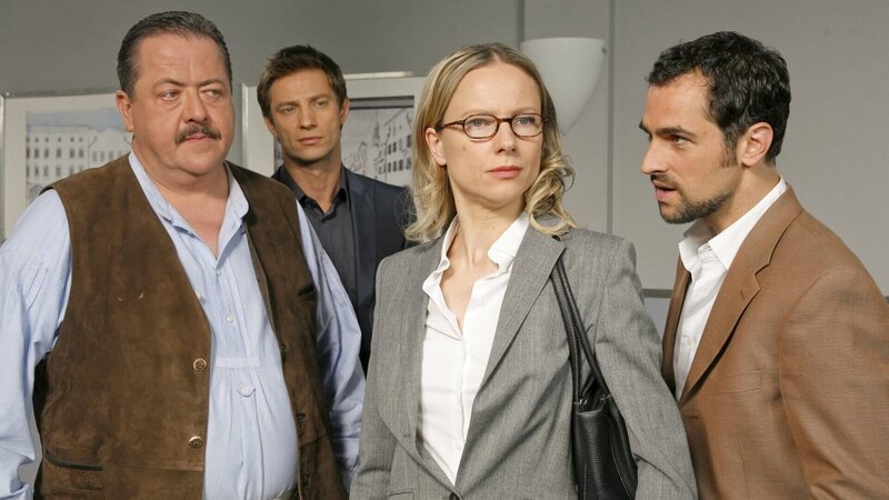 Kommissar Korbinian Hofer (Joseph Hannesschläger, l.) und Sven Hansen (Igor Jeftic, 2.v.l.) sind überrascht, als sich Monika Köhler (Susanne Hoss, 2.v.r.) und ihr Kollege Lex Willinger (Gabriel Merz, r.) gegenseitig beschuldigen. – Bild: ZDF