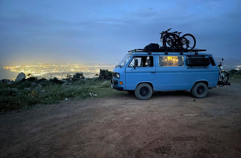 Harry mit Blick auf die Stadt Heraklion, von den Griechen Iraklio genannt. – Bild: WDR/​Sagamedia Film- Fernsehproduktion GmbH