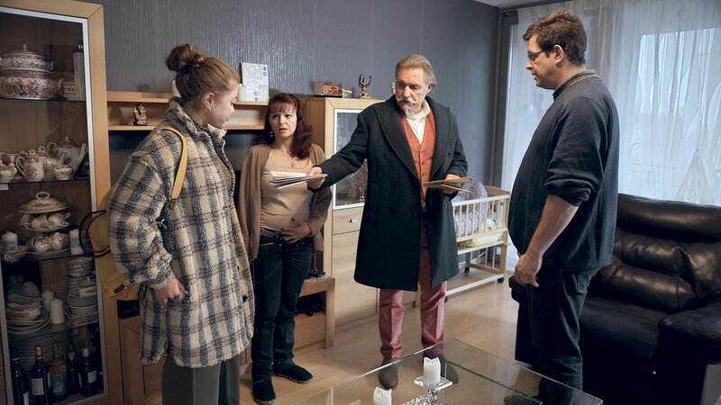 Sarah Grüner (l.): Ingo Lenßen (3.v.l.) – Bild: SAT.1