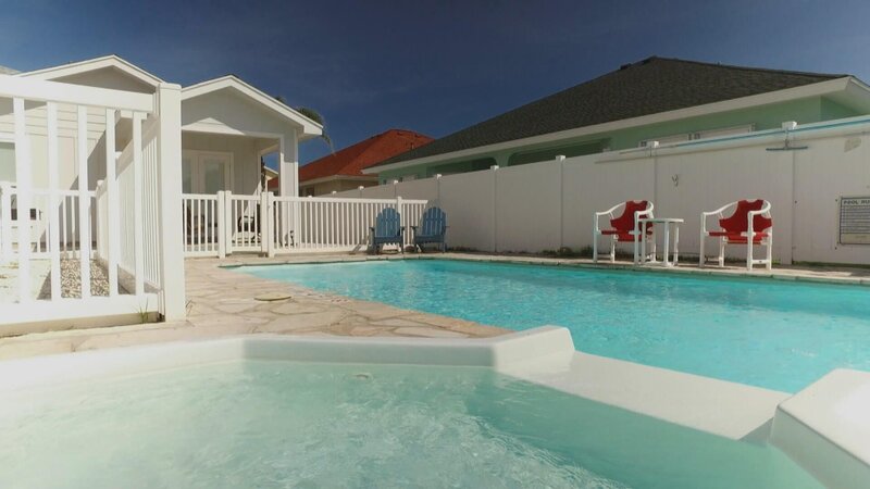 Mustang Island vor der texanischen Küste ist seit Langem der Sehnsuchtsort von Ann und Joe Christenson. Hier verbrachten sie wunderschöne Urlaube mit ihren drei Kindern und wollen nun ganz auf das idyllische Eiland ziehen. Da die Kids inzwischen erwachsen sind und eigene Partner haben, sollte ihr Wunschdomizil vier Zimmer, zwei Bäder sowie ein großes Wohnzimmer besitzen, um möglichst viele Gäste unterzubringen. – Bild: HGTV