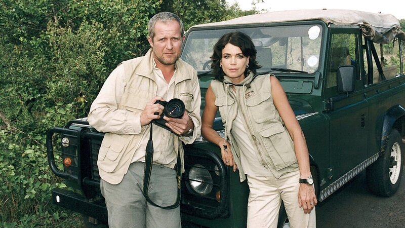 Heide Schlegel (Gerit Kling) gefällt es überhaupt nicht, dass sie gezwungen ist, mit Gunther Kuhn (Harald Krassnitzer), ihrem härtesten Konkurrenten, einen Tag und eine Nacht im afrikanischen Busch zu verbringen. – Bild: ZDF
