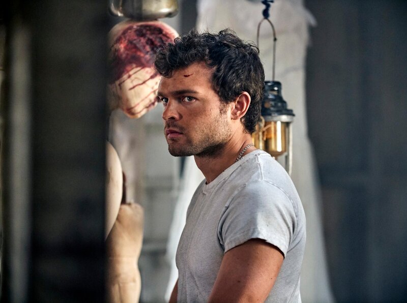 John the Savage (Alden Ehrenreich) – Bild: RTL /​ 2020 Universal Content Productions LLC.