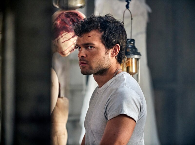 John the Savage (Alden Ehrenreich) – Bild: RTL /​ 2020 Universal Content Productions LLC.