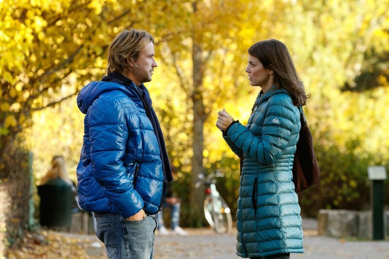 Finn (Christopher Kohn) beichtet Pauline (Maike Johanna Reuter) die Wahrheit über sich und Isabelle. – Bild: RTL /​ Kai Schulz