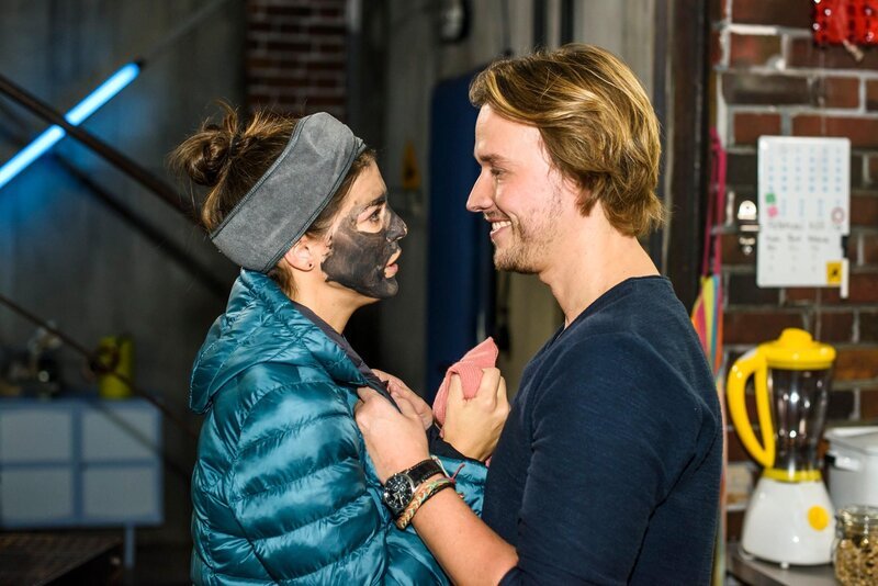 Pauline (Maike-Johanna Reuter) entschuldigt sich bei Finn (Christopher Kohn). – Bild: RTL /​ Julia Feldhagen