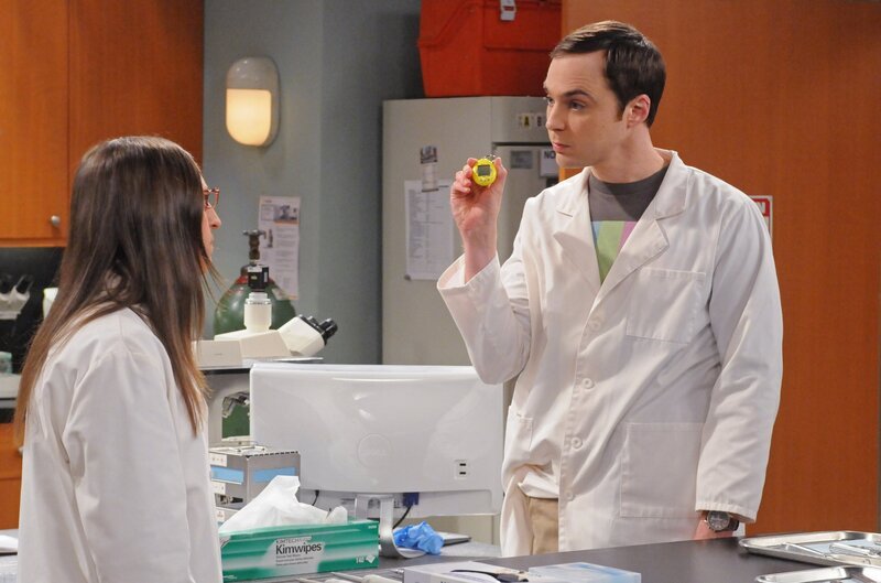 Sheldon (Jim Parsons, r.) wird dazu gezwungen, Urlaub zu machen. Daraufhin beschließt er zum Leidwesen von Amy (Mayim Bialik, l.), gemeinsam mit ihr in ihrem Labor zu arbeiten … – Bild: Warner Bros. Television