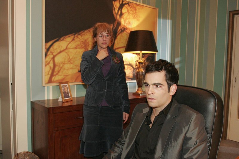 Aus lauter Angst, David (Mathis Künzler, r.) zu verlieren, gesteht Lisa (Alexandra Neldel, l.) ihm plötzlich ihre Liebe. (Dieses Foto von Alexandra Neldel darf nur in Zusammenhang mit der Berichterstattung über die Serie „Verliebt in Berlin“ veröffentlicht und verbreitet werden.) – Bild: SAT.1 /​ Noreen Flynn