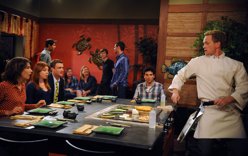 Bei einem gemeinsamen Essen geht Barney (Neil Patrick Harris, r.) mit Marshall (Jason Segel, 3.v.l.) und Lily (Alyson Hannigan, 2.v.l.) eine Wette ein. Ted (Josh Radnor, 2.v.r.) und Robin (Cobie Smulders, l.) sind gespannt, wer das Rennen macht … – Bild: 20th Century Fox International Television